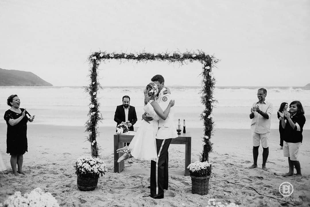 cerimonia-praia-areia-mar-noivo-noiva-convidados-casamento-beijo