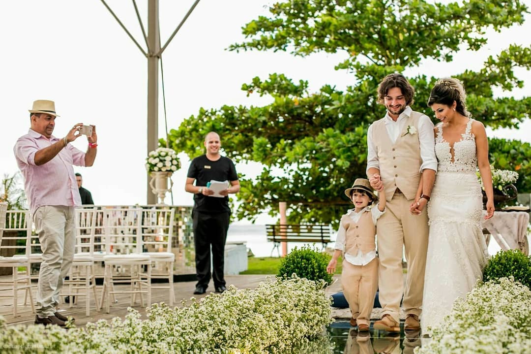cerimonia-casamento-casal-noivos-filho-flores.jpg