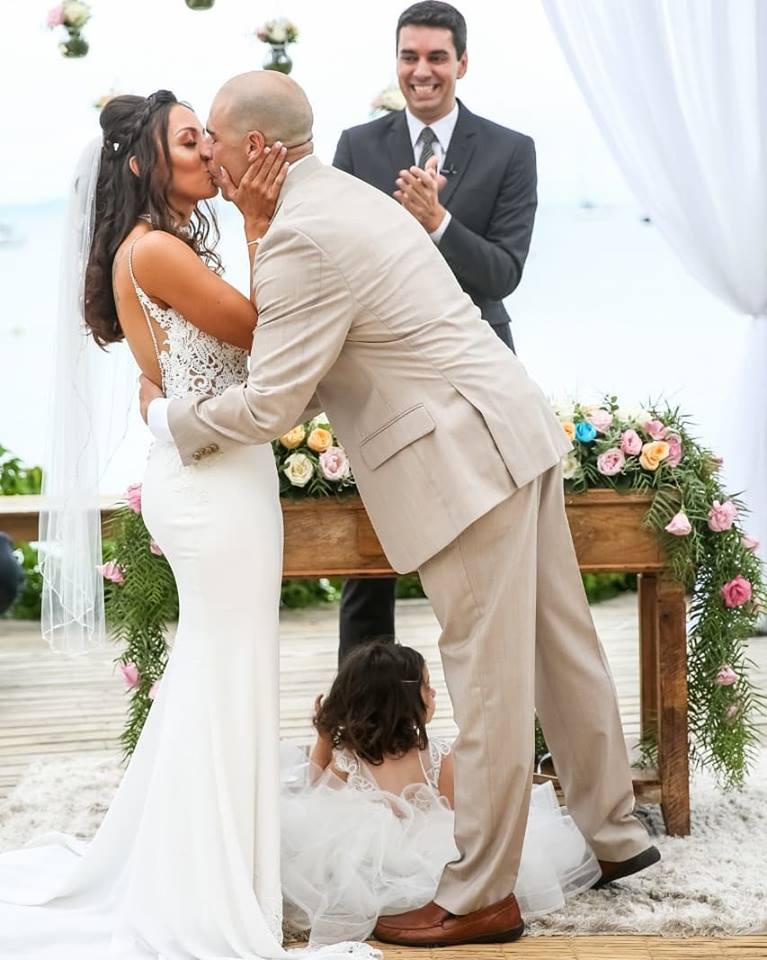 casal-beijo-casamento-cerimonia-noiva-noivo-crianca.jpg