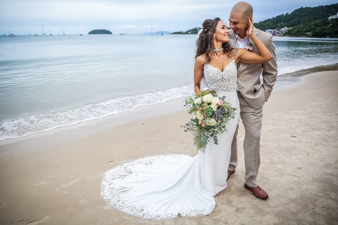 casal-noiva-noivo-buque-praia-entardecer-areia-mar-casamento.jpg